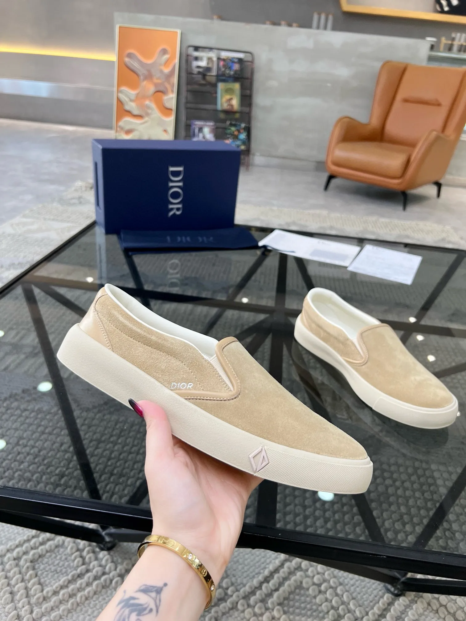 Factory price: 380💰D 🔍Top purchasing agent🇮🇹 Dior's super popular sneakers, popular sneakers, new products are synchronized with the counters. The uppers are imported cowhide from Italy. It is perfectly reproduced with complex craftsmanship that is a must-have for fashionistas. Imported soft water-dyed cowhide lining and foot pads Sole: The original sole is specially provided by the original factory, the exclusive movable molded sole is super comfortable, the original factory follows the order, 🔍🔍high quality, you can enter and exit the counter at will, welcome to compare, the code number is 39-44 (38 45 can be ordered)